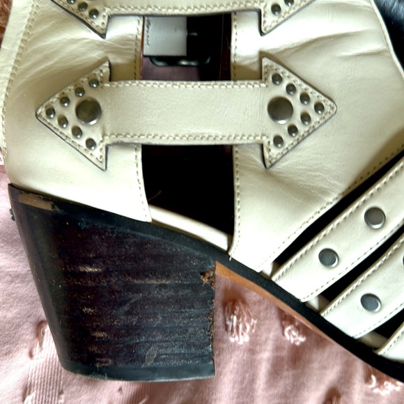 White booties from COACH size 6 can fit a 6 1/2 - Picture 5 of 8